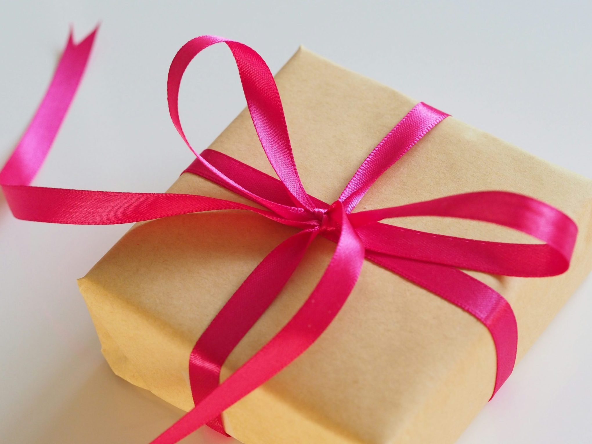 Picture of a gift box pink bow- AUDE NERESTAN