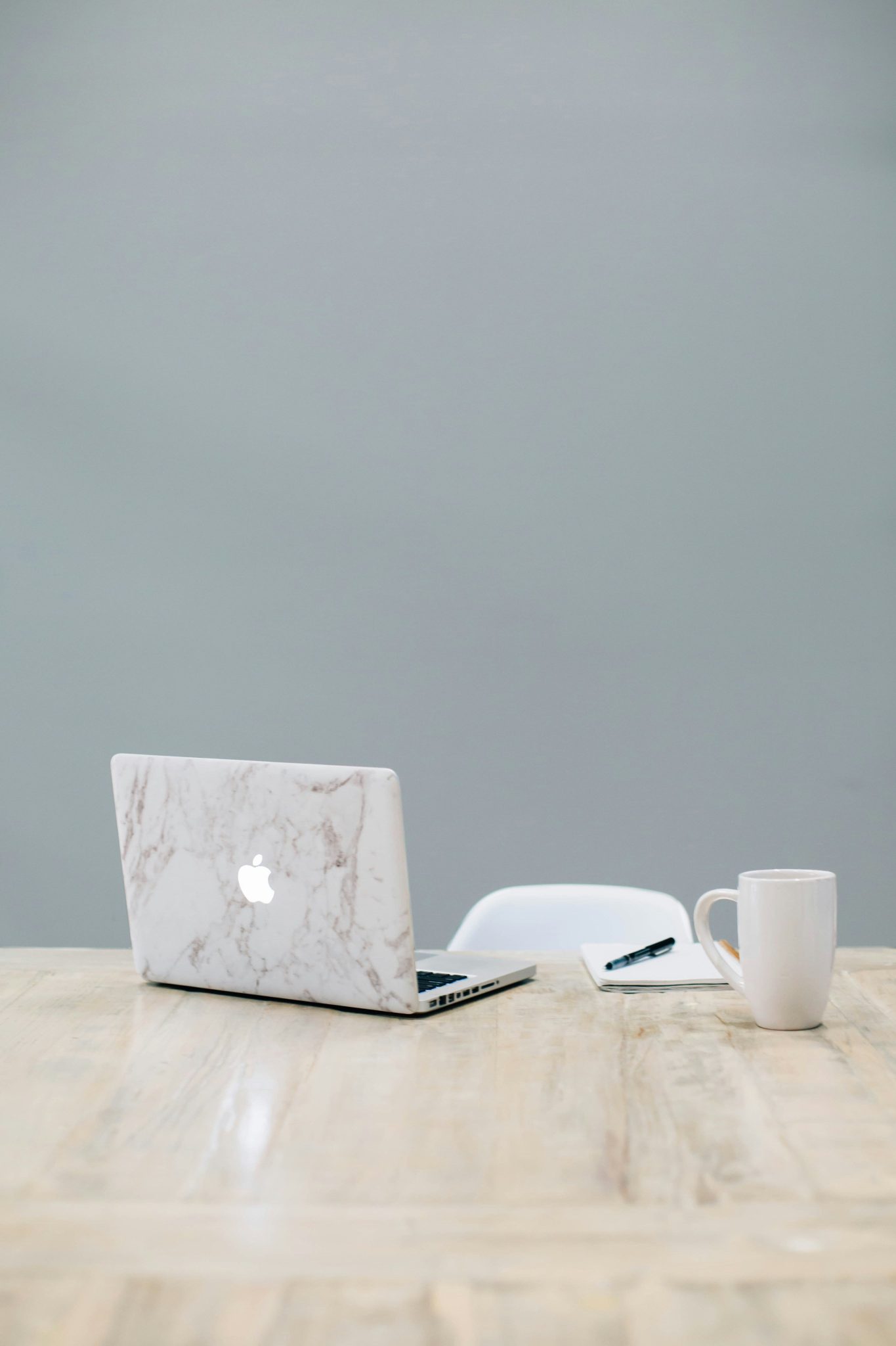 photo of a Mac on wooden desk - Aude NERESTAN